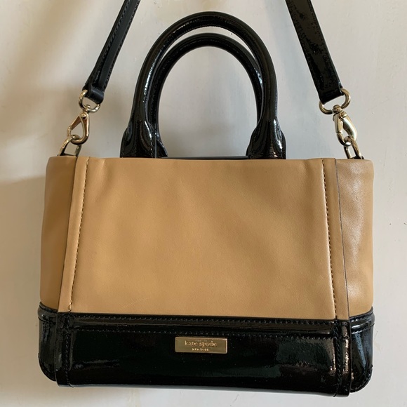kate spade Handbags - Like New Kate Spade ♠️ beautiful shoulder bag.
